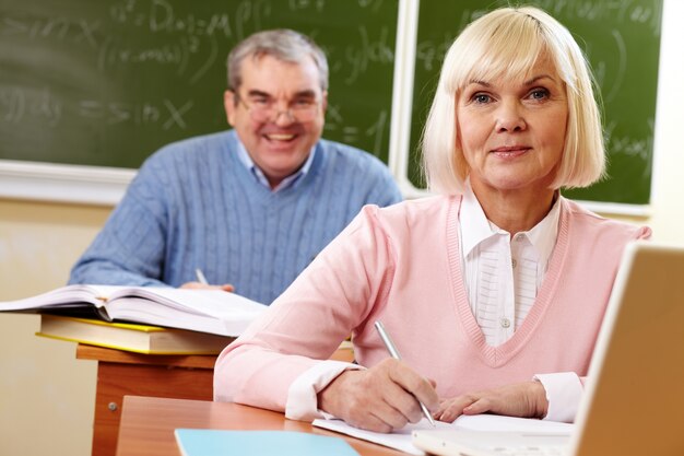 femme blonde attention en classe