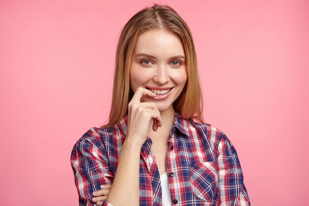 Femme blonde en chemise rayée