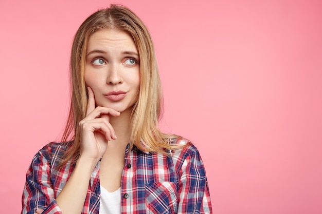 Femme blonde en chemise rayée