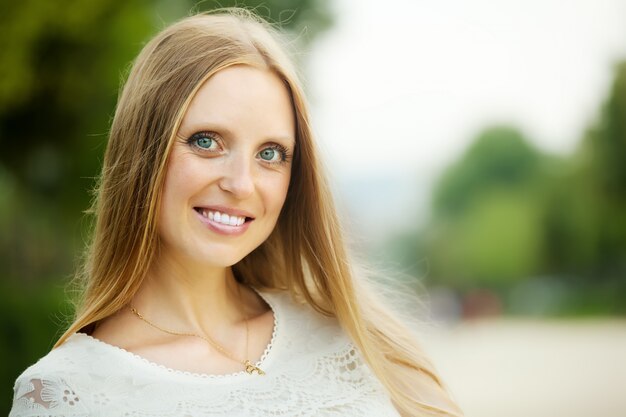 femme blonde à cheveux longs