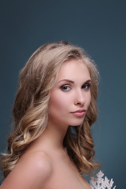 Femme blonde avec une coiffure frisée