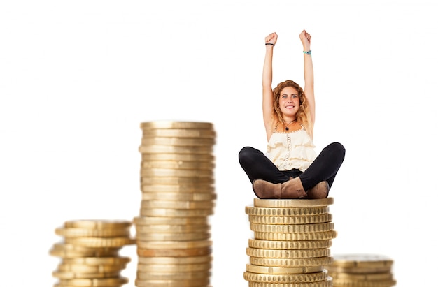 femme blonde avec des colonnes de pièces de monnaie