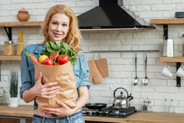 Photo gratuite femme blonde dans la cuisine