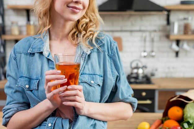 Femme blonde dans la cuisine