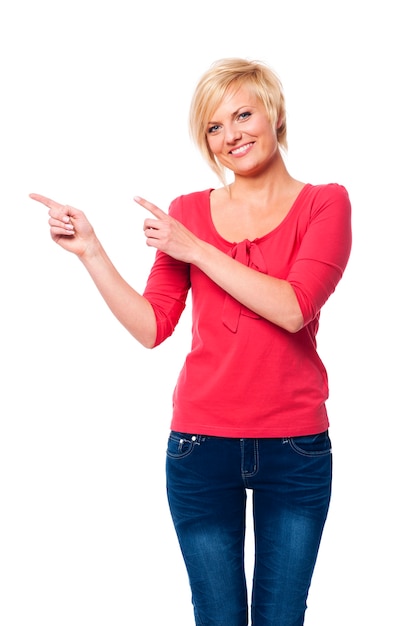 Femme blonde pointant sur l'espace de copie