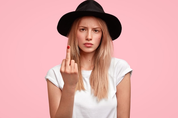 Femme blonde portant un grand chapeau et un t-shirt décontracté