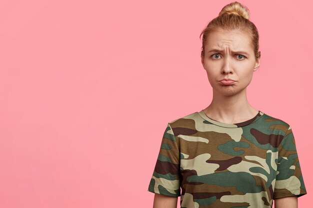 Femme blonde portant un T-shirt camouflage