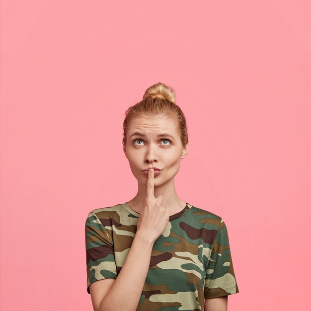 Femme blonde portant un T-shirt camouflage