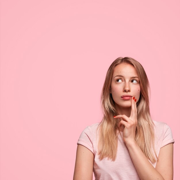 Femme blonde portant un T-shirt rose