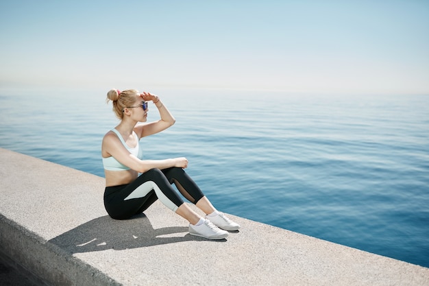 Femme blonde portant des vêtements de sport