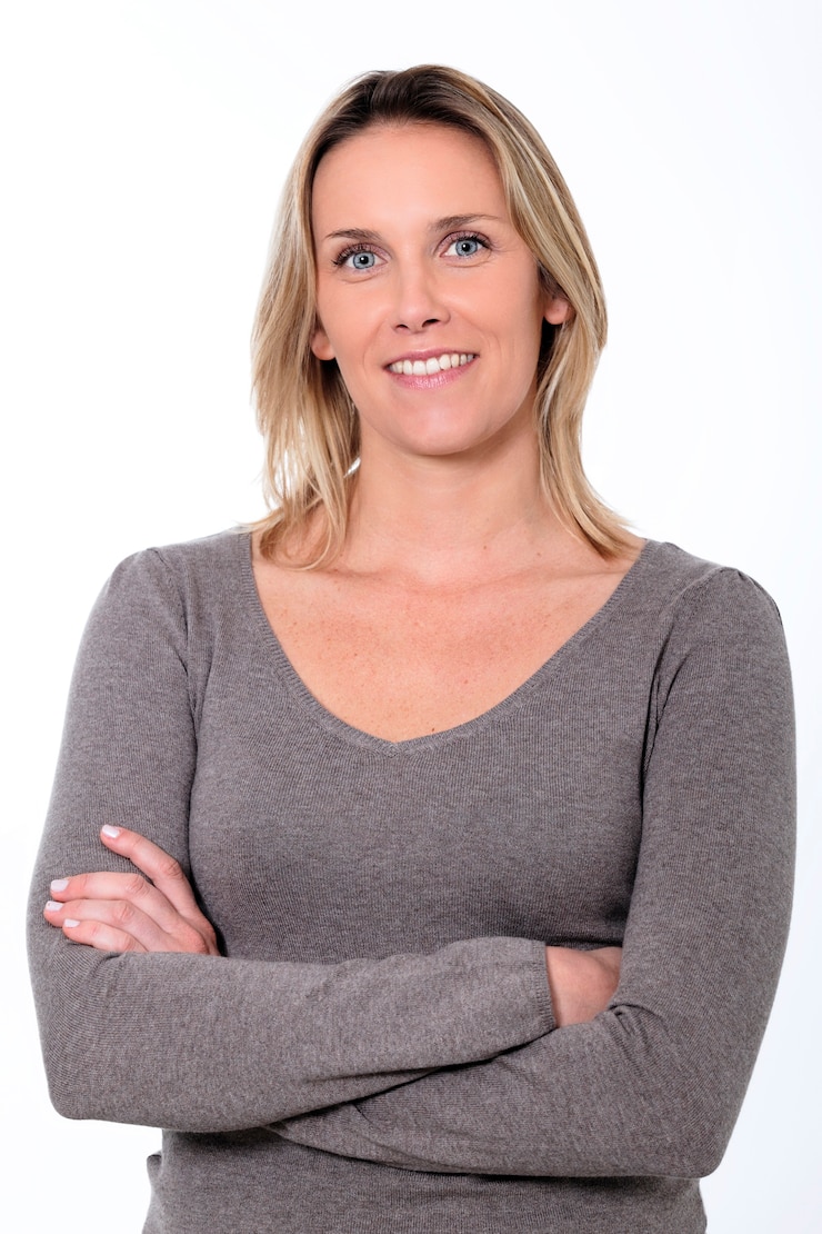 Photo gratuit femme blonde souriante isolée sur un espace blanc