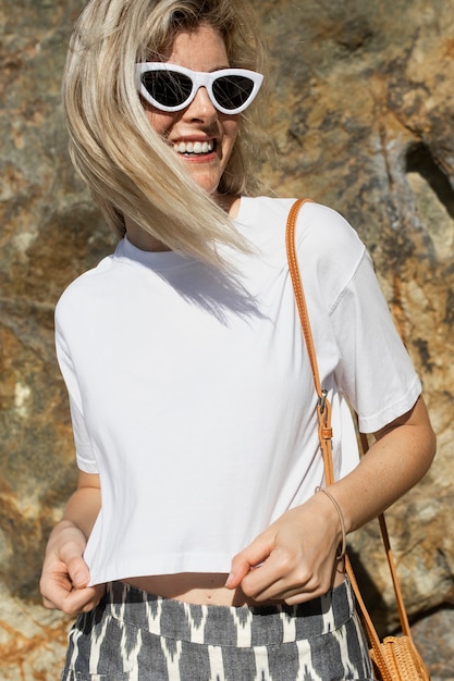 Femme blonde en t-shirt blanc mode estivale portrait en plein air