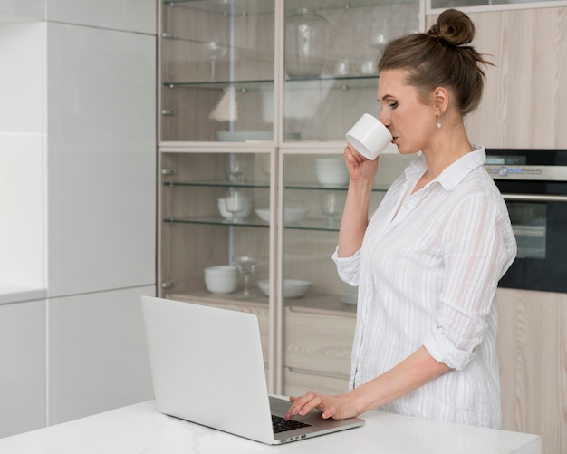 Femme, boire, café