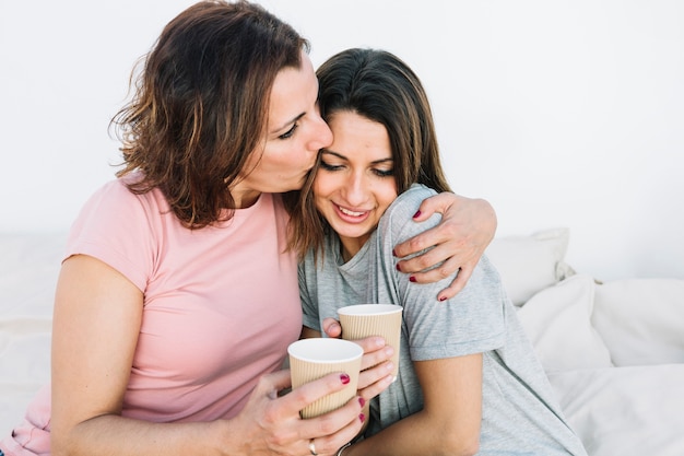 Femme, à, boisson chaude, baiser, femme