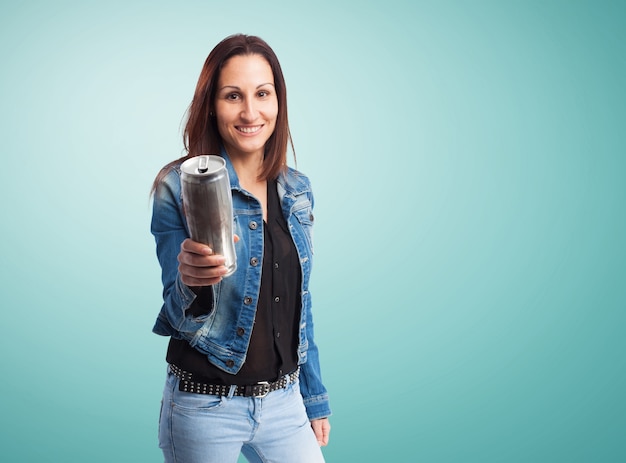 Femme avec une boisson énergétique