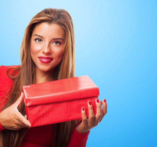 Femme avec une boîte rouge dans un fond bleu