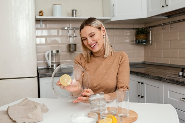 Photo gratuite femme avec bol et coup moyen de citron