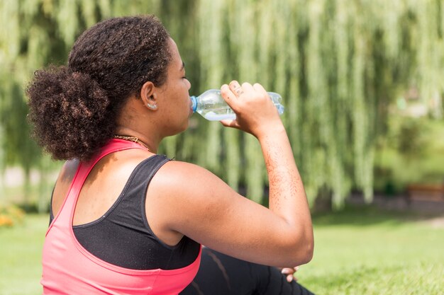 Femme en bonne santé, faire de l&#39;exercice en plein air