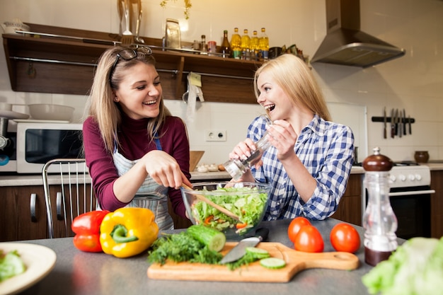 Femme en bonne santé mâle couple domestique