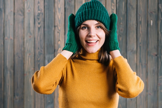 Photo gratuite femme en bonnet couvrant les oreilles