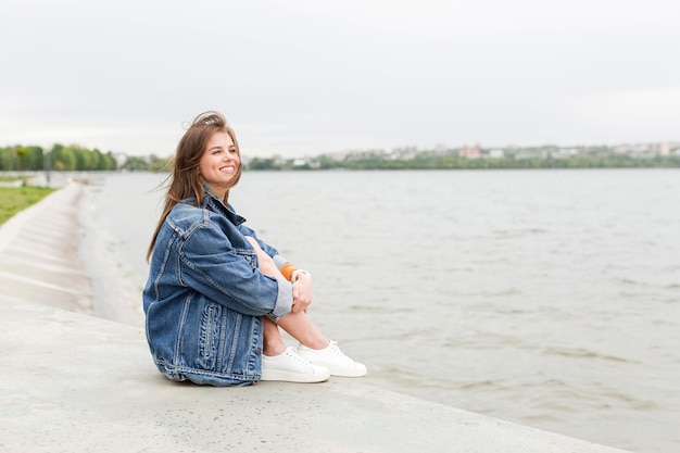 Femme, bord mer