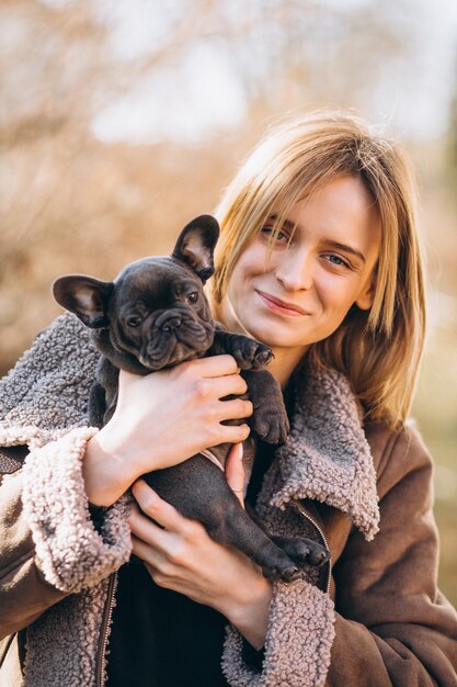 Femme avec bouledogue français