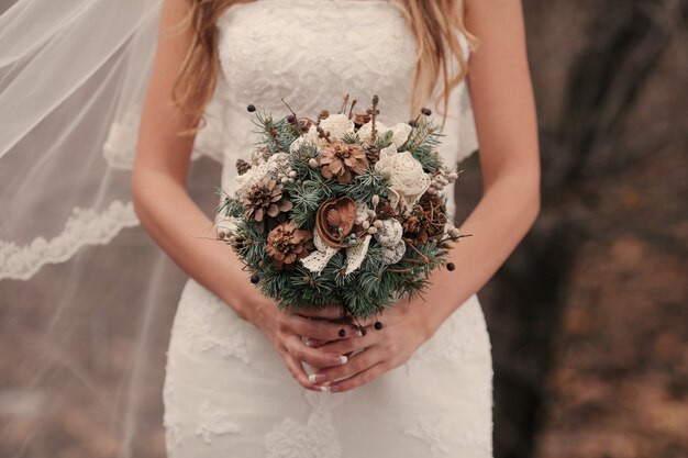 Femme avec un bouquet de fleurs