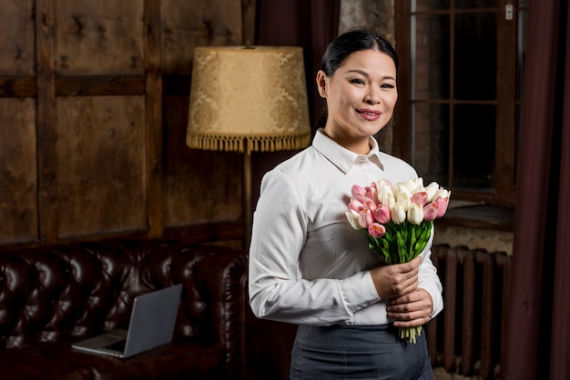 Photo gratuite femme, à, bouquet fleurs