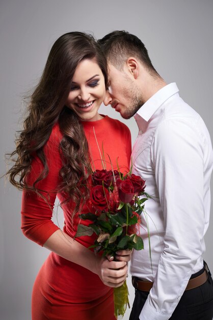 Femme avec un bouquet de roses rouges