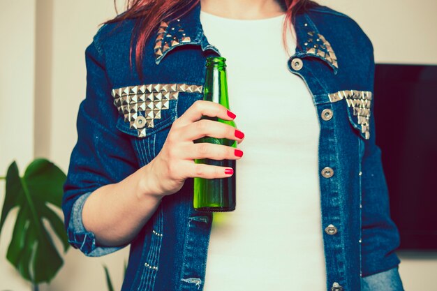 Femme avec une bouteille de bière