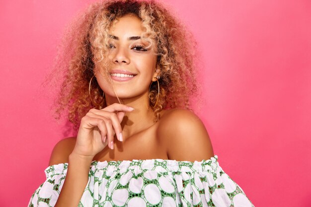 Femme, branché, vêtements été, poser