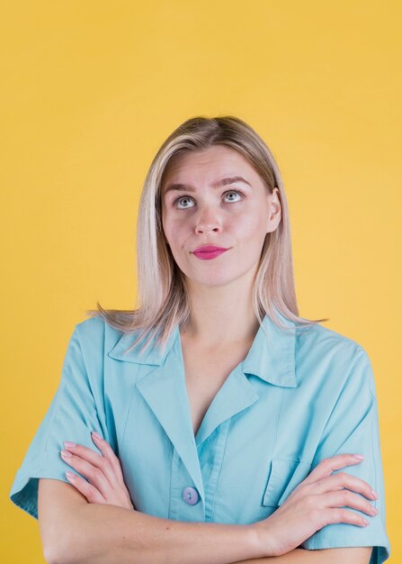 Femme, à, bras croisés, projectile studio