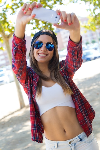 Femme en brassière faisant selfie