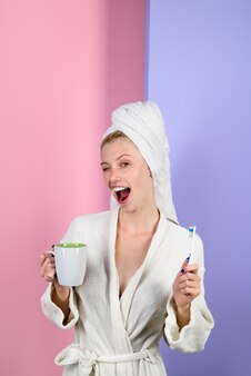 Femme avec brosse à dents et dentifrice traitements du matin dents saines procédures du matin matin