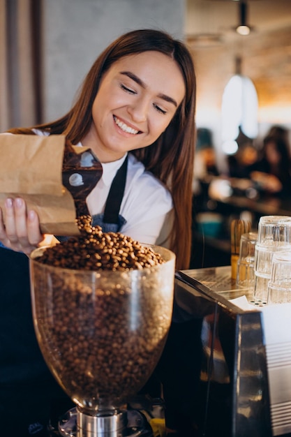 Photo gratuite femme broyant du café dans une machine à café