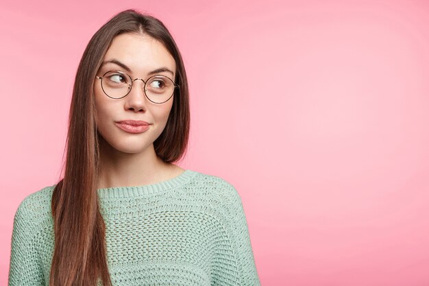 Femme brune aux longs cheveux raides