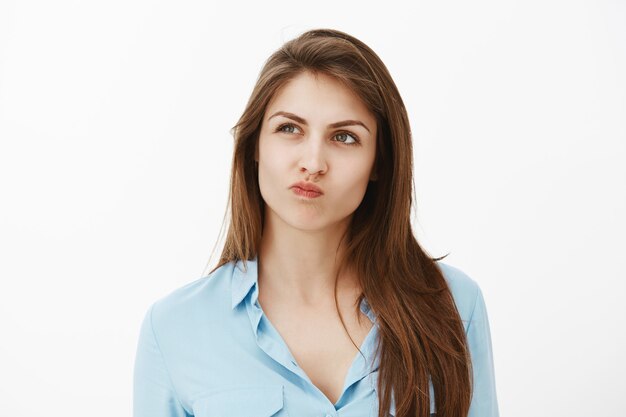 femme brune concentrée posant dans le studio