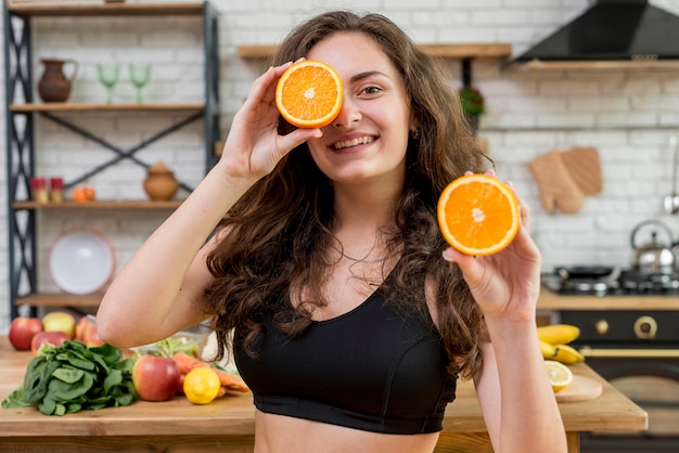 Femme Brune Dans La Cuisine