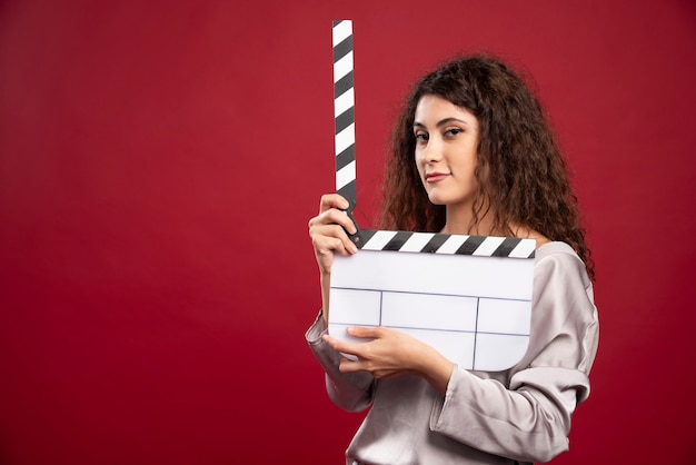 Photo gratuite femme brune faisant un film coupé.