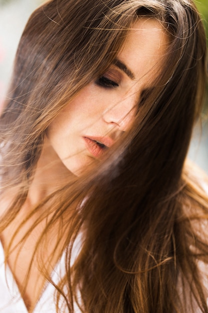 La femme brune fume un cigare