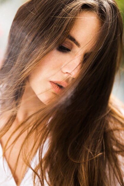 La femme brune fume un cigare