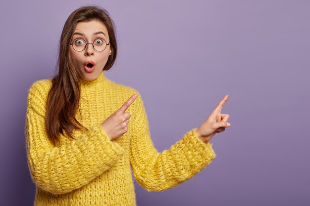 Femme brune portant un pull jaune