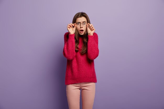 Femme brune portant un pull en tricot