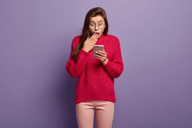 Femme brune portant un pull en tricot