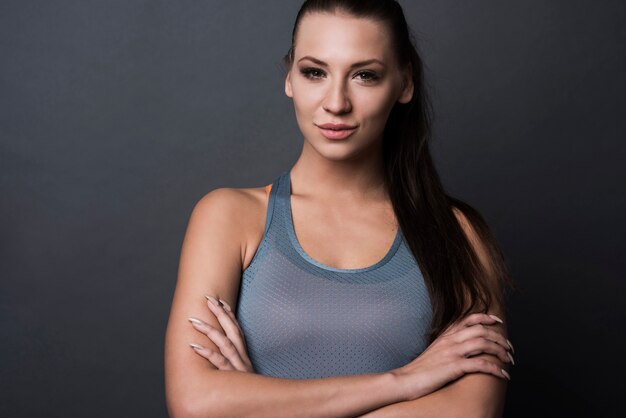 Femme brune portant des vêtements de sport