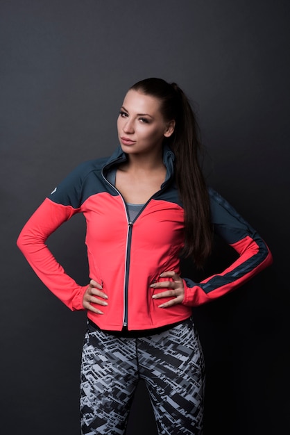 Femme brune portant des vêtements de sport