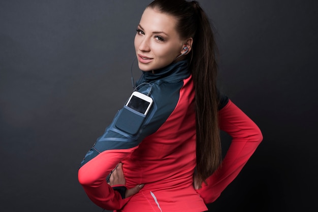 Photo gratuite femme brune portant des vêtements de sport