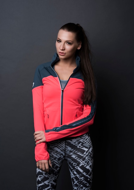 Photo gratuite femme brune portant des vêtements de sport