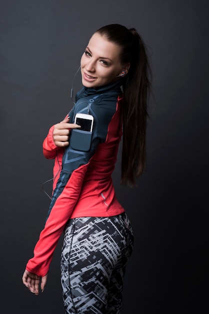 Femme brune portant des vêtements de sport