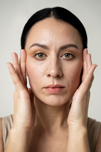 Femme brune posant vue de face